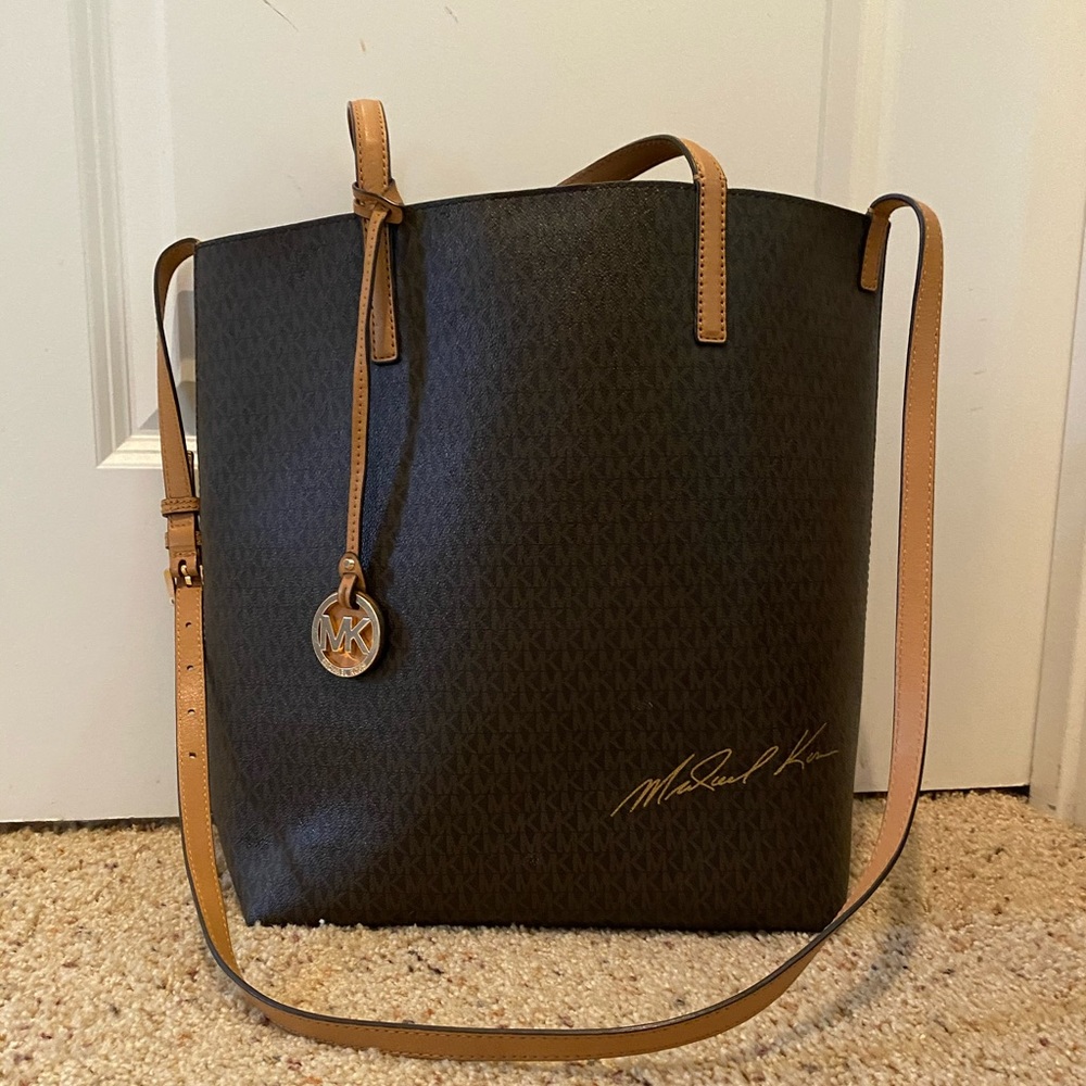 Michael Kors large/tall tote/crossbody bog